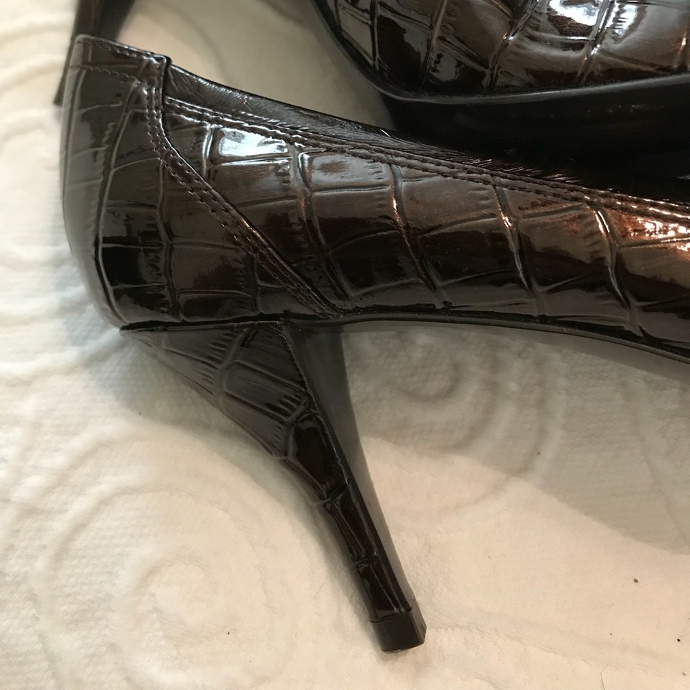 Tahari heels. Size 6 1/2. Brown - Picture 5 of 5